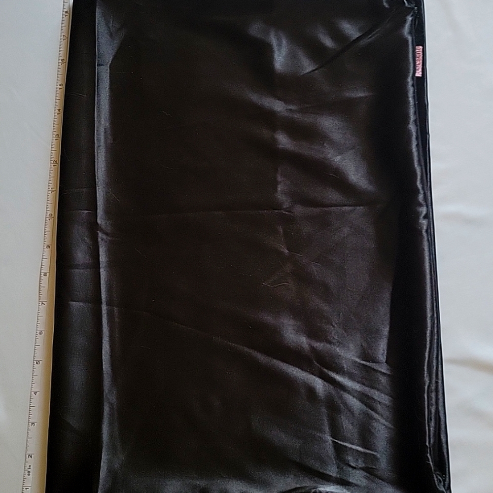 Kitsch Black Satin Pillowcases (2)